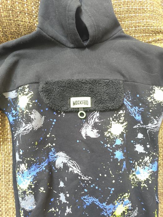 Джинсы и худи...