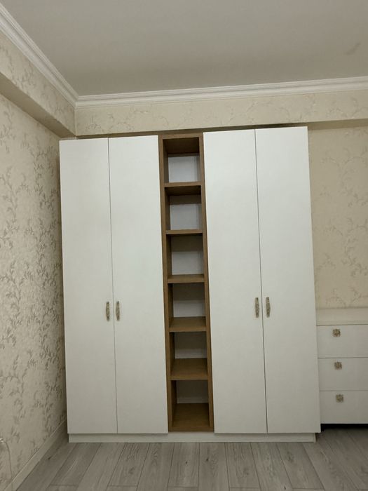 Распашной белый шкаф