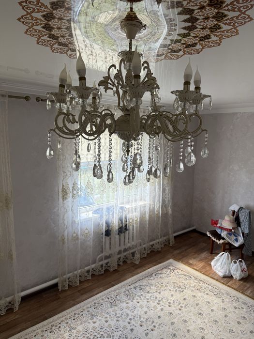 Люстра для зала в отличном состоянии