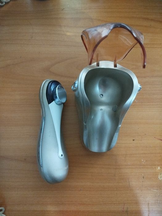 Aparat de masaj facial și corp