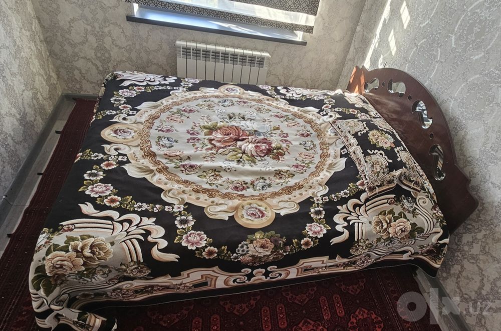 Двуспальная кровать с необычным дизайном