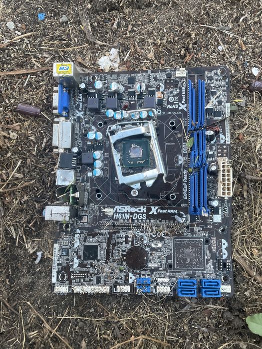 Placa de baza pc o mica zgaretura pe colt