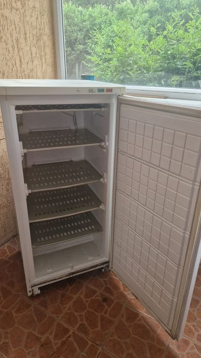 Продаю морозильник