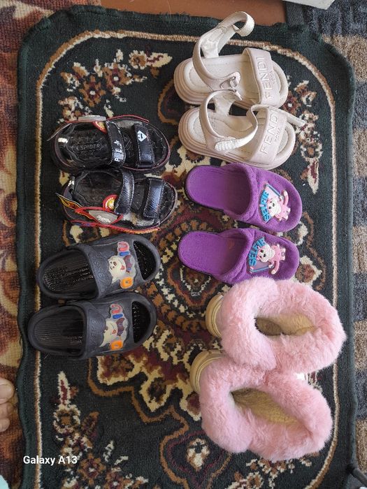 Hadiya . 2, 3,4 yosh bolalar oyoq kiyimlari