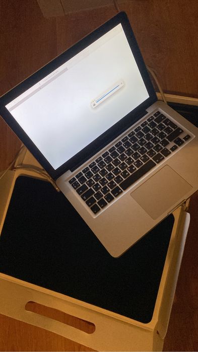Apple Macbook 2010 год