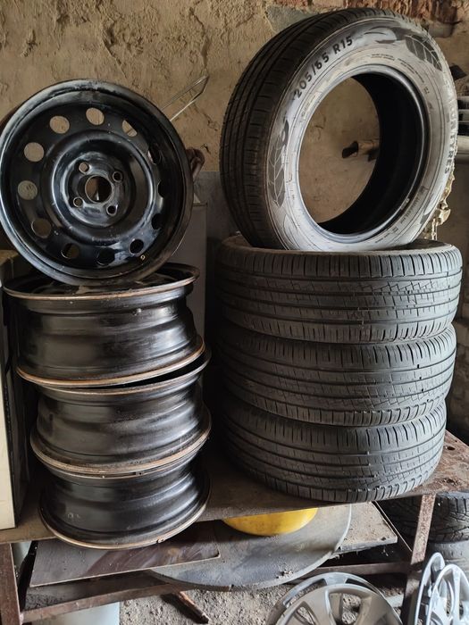 Продам шины комплект с дискоми.