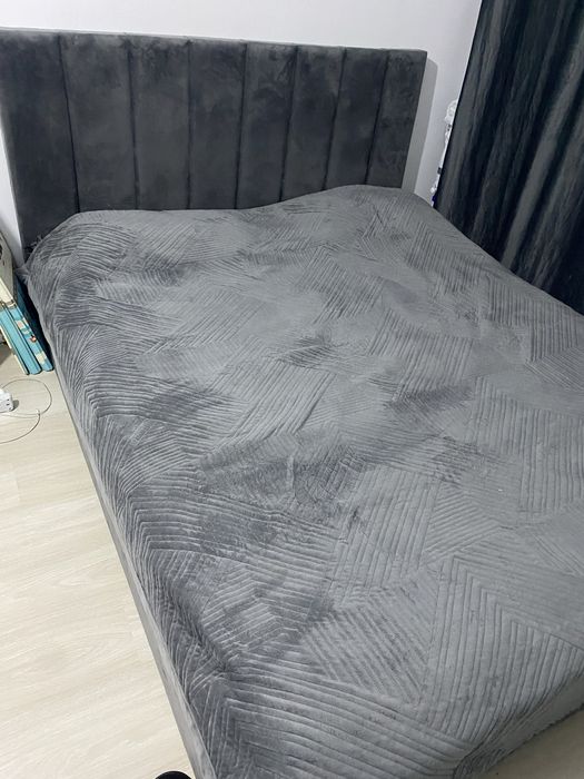 Двуспальная кровать с матрасом