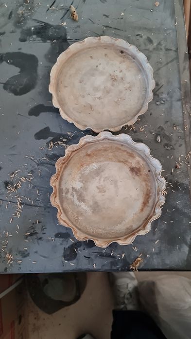 Vand masa cu roata de car si roata de car pentru flori.