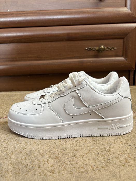 Продам новые кроссовки Nike air force 1