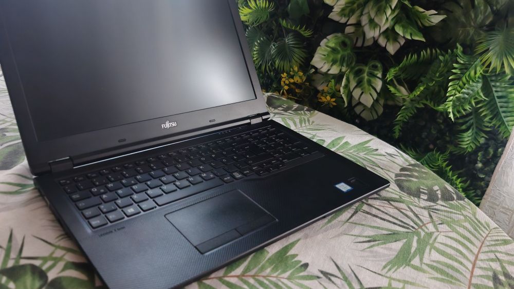 Laptop Fujitsu i7 8gen 16GB RAM SSD