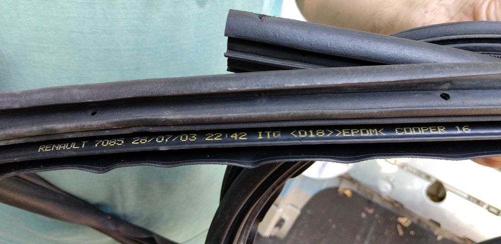 Продавам гумени уплътнения за вратите от RENAULT GRAND SCENIC II