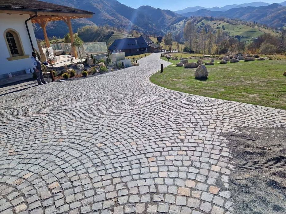 Vând piatră cubica și montez oriunde în Țara.