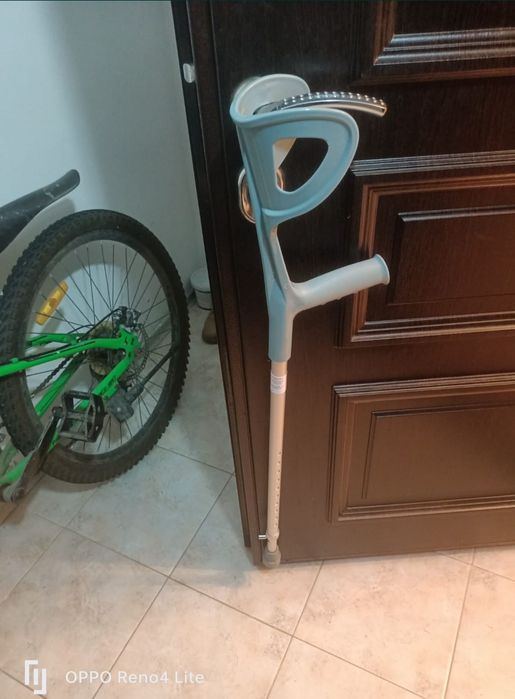 Продам локтевой костыль.