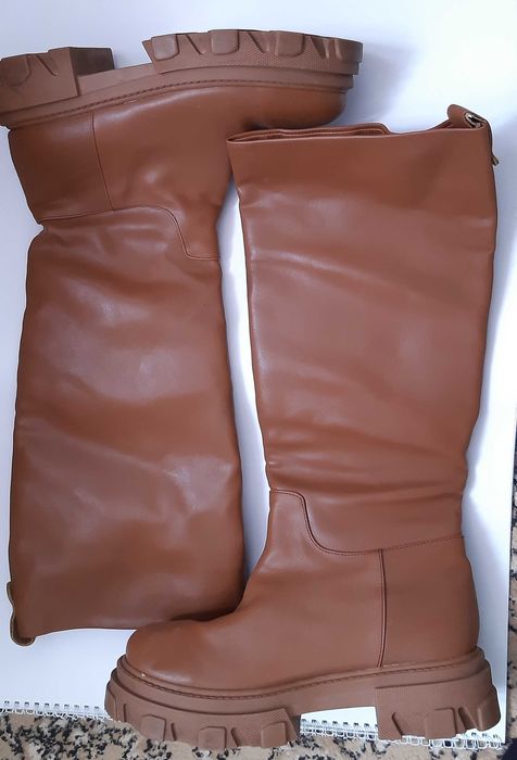 Продаются женские сапоги