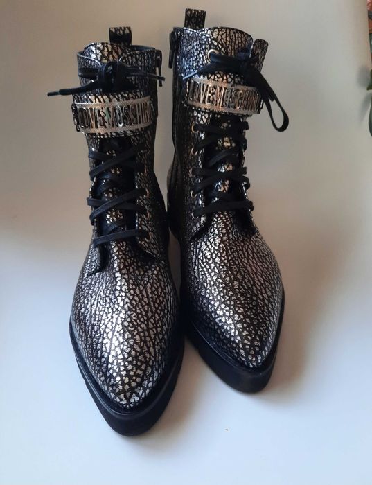 Ботички love moschino