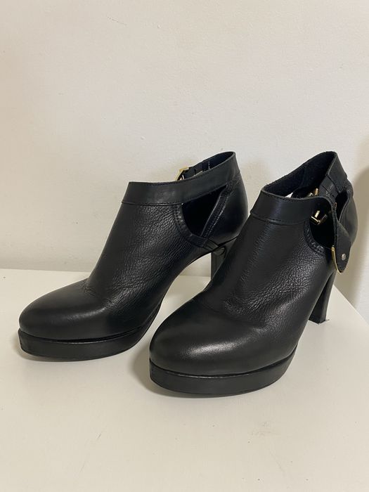 Botine din piele naturala si catarama aurie 38