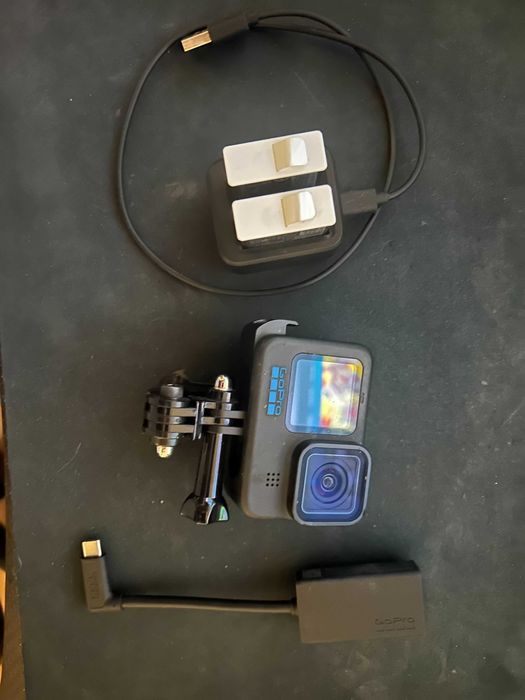 Action Camera GoPro Hero 10 + mediamod + dual charger cu 2 baterii enduro + multe accesorii