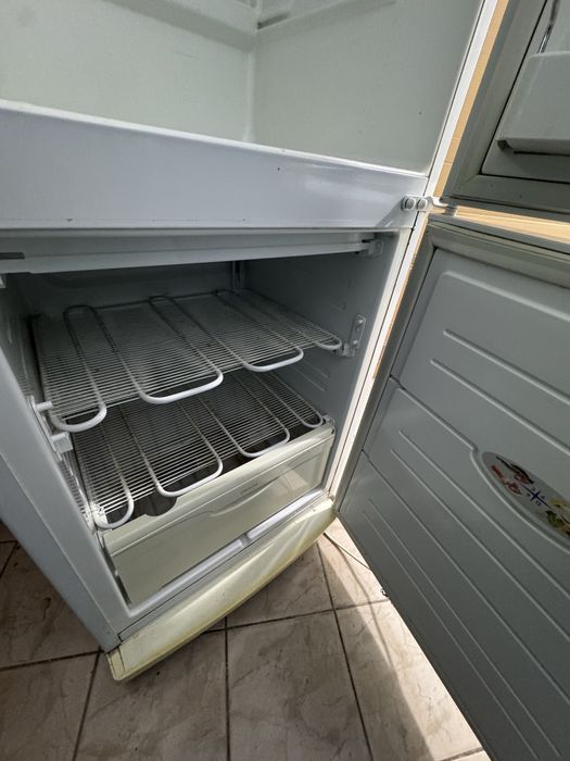 Холодильник с морозилкой внизу