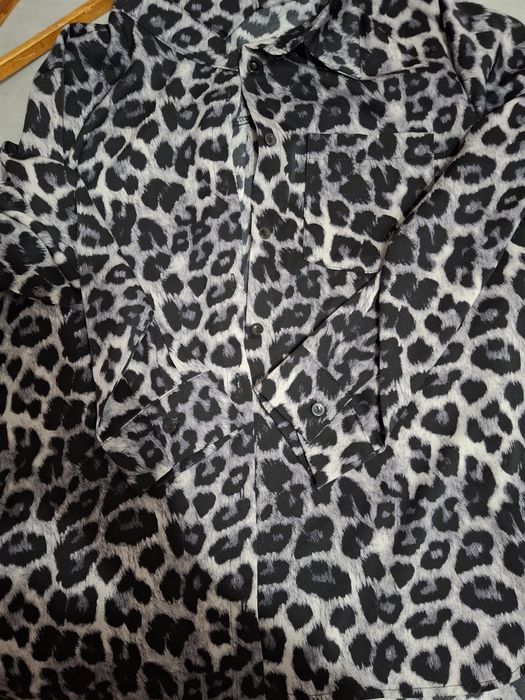 Продам платье и две блузки.тдевала пару раз