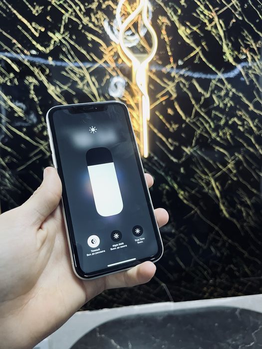 продаю iPhone XR