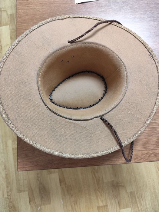 Pălărie cowboy cu șnur