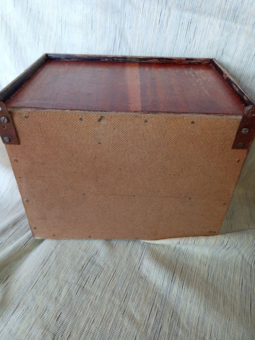 Стар дървен стенен шкаф с чекмедже