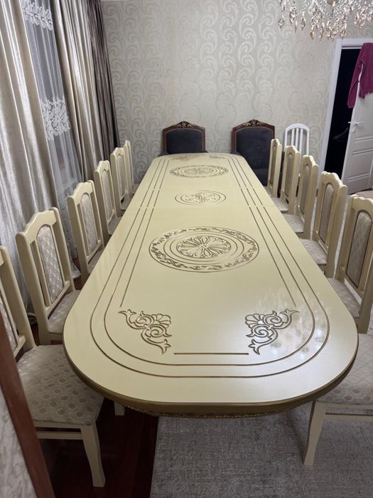 Стол со стульями