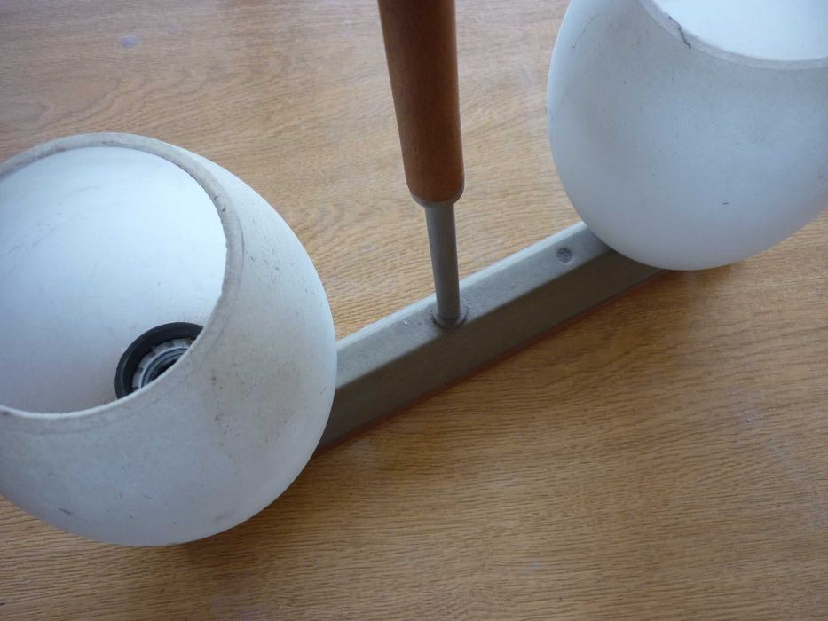 Лампа с две осветителнитела