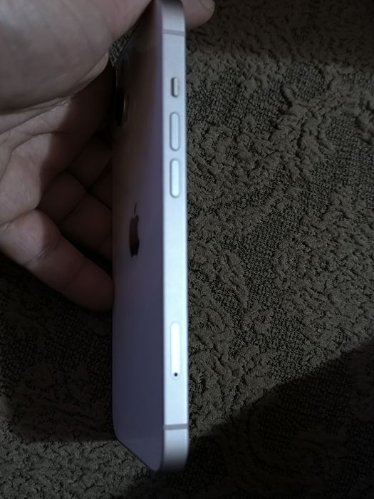 Телефон iPhone 13