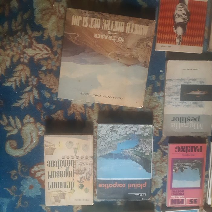 Carti ilustrate cu harti, drumetii, ghiduri turistice, istorie