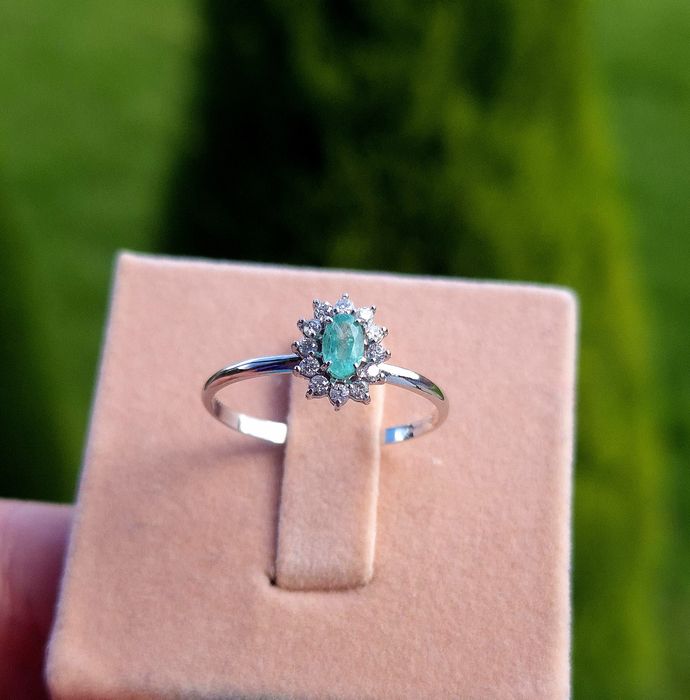 Inel din aur de 18k cu smarald și diamante naturale