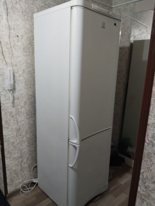 Продаю холодильник Indesit