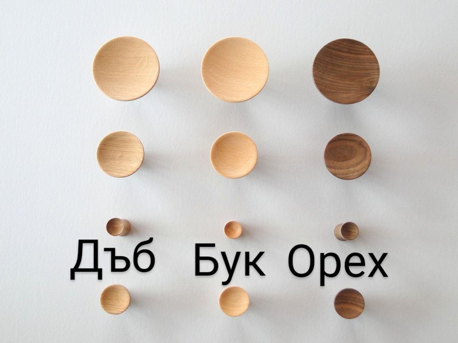 Дървени закачалки за стена или стенен панел.