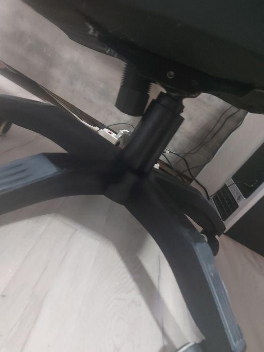 Продам два офисных кресла