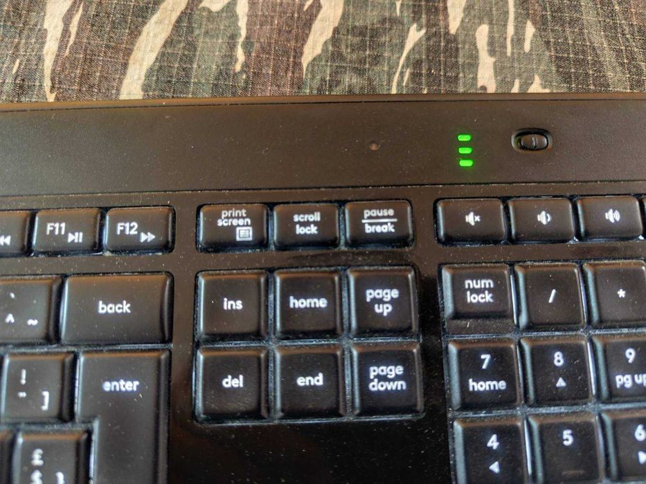 Клавиатура безжична черна Logitech K800 + приемник