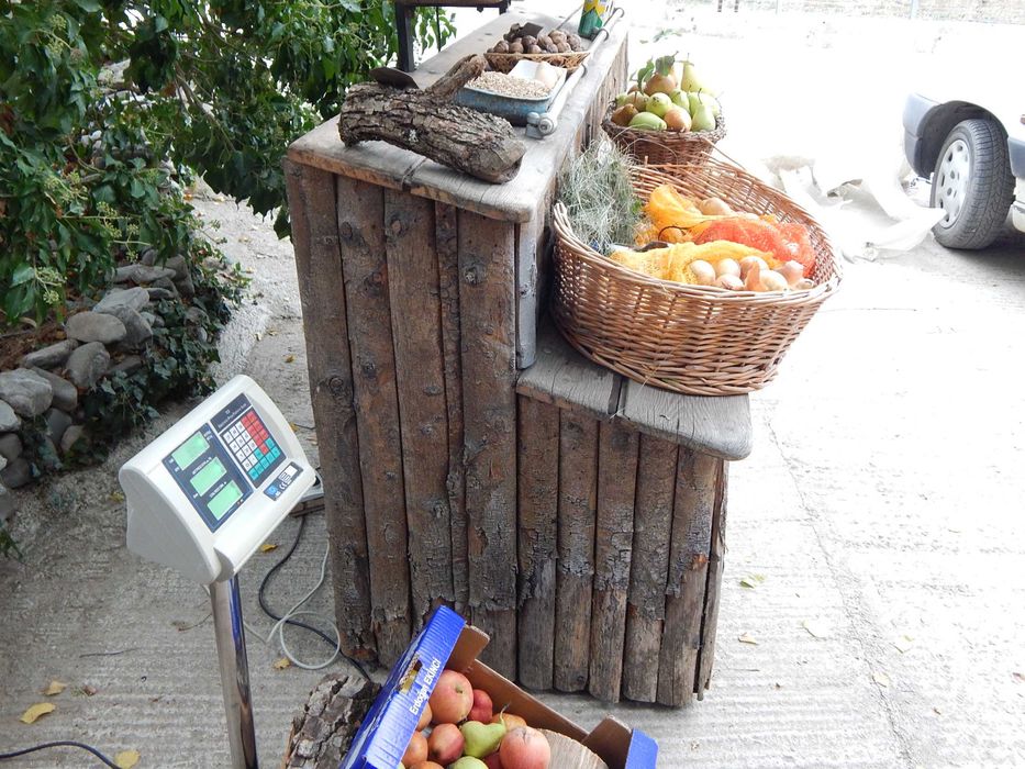 Зеленчукова сергия , маса за продажба на зеленчуци и плодове.