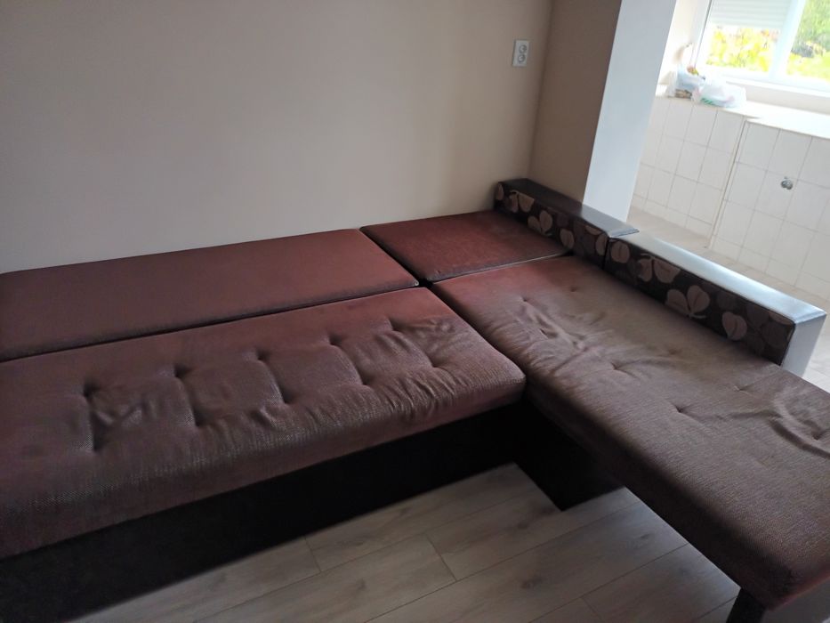 Разтегателен диван, хола маса и две табуретки