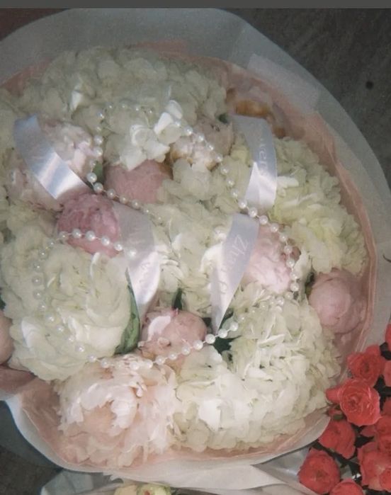 Красивый букет с пионами и гортензией ,7тыс