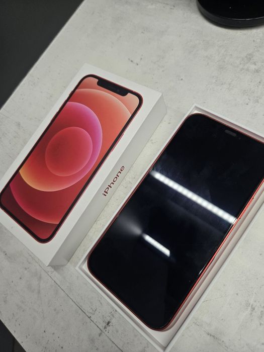 Iphone 12 червен