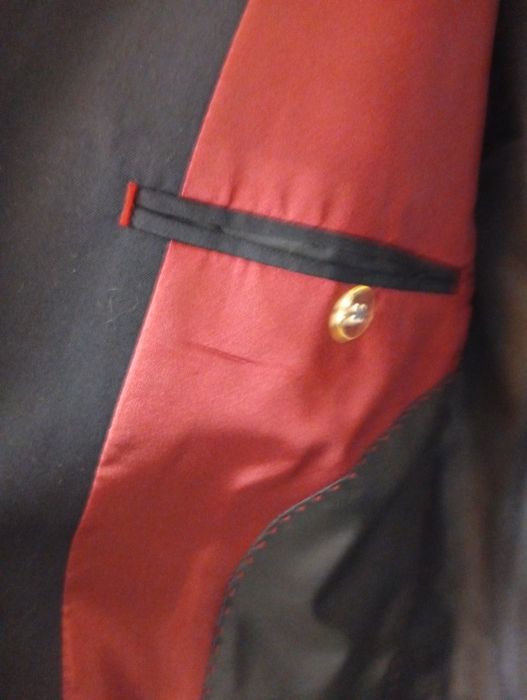 Costum din doua culori