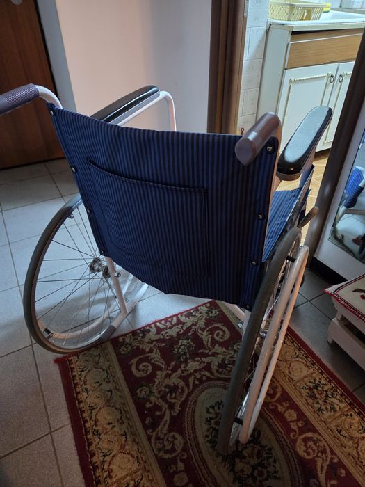 Scaun cu rotile pliabil pentru adulti