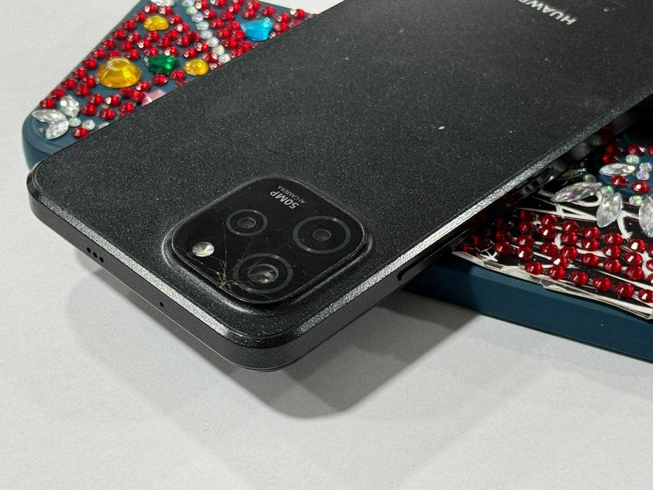 Продавам Huawei Nova Y61