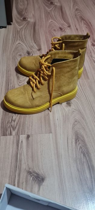 Дамски боти от естествен велур.Носени само веднъж.,чисто нови.