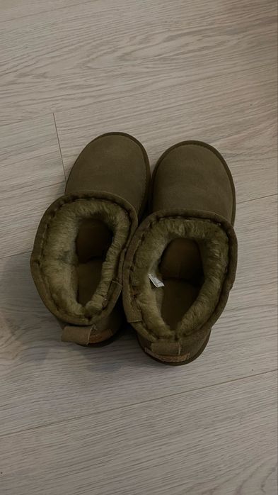 Продам угги . За 17 тыс торто уместен .