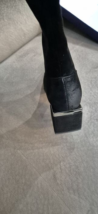 Черни велурени ботуши на нисък ток