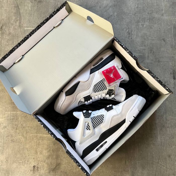 Air Jordan 4 Retro "Military Black"