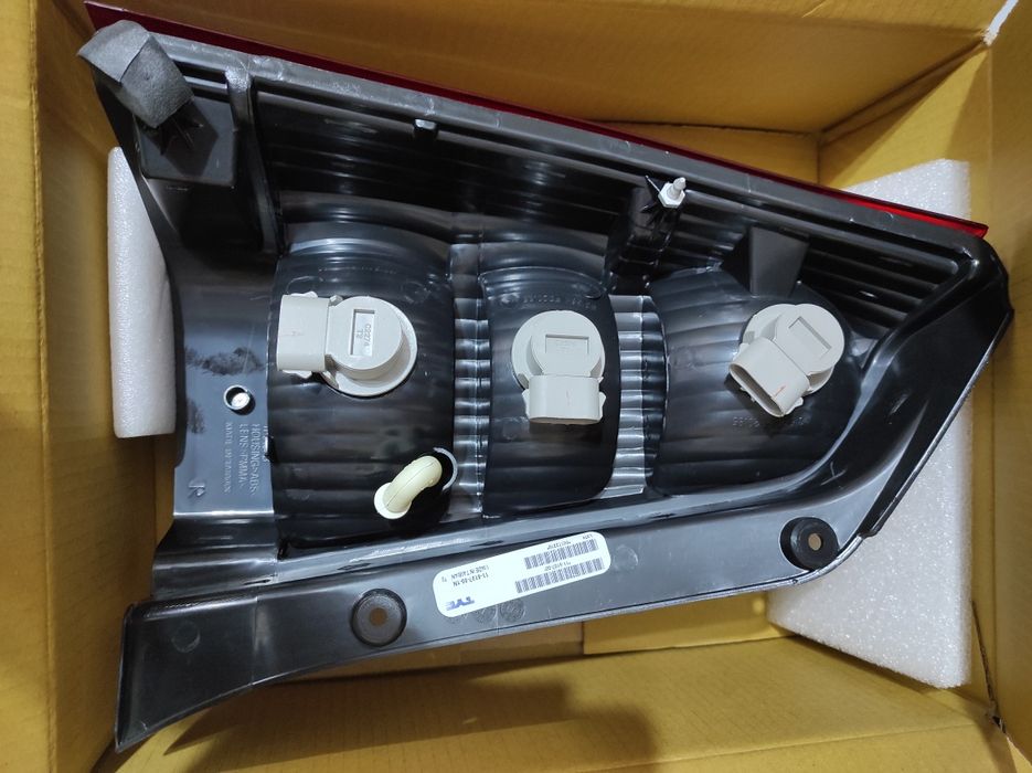 Фонарь задний правый левый Мазда Трибут