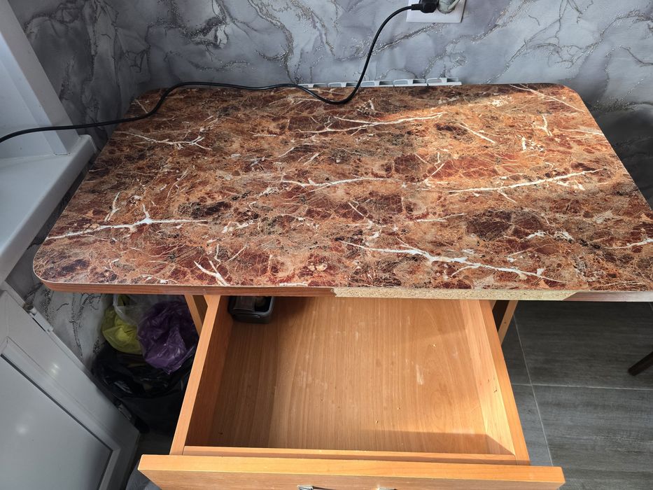 Продаётся кухонный стол