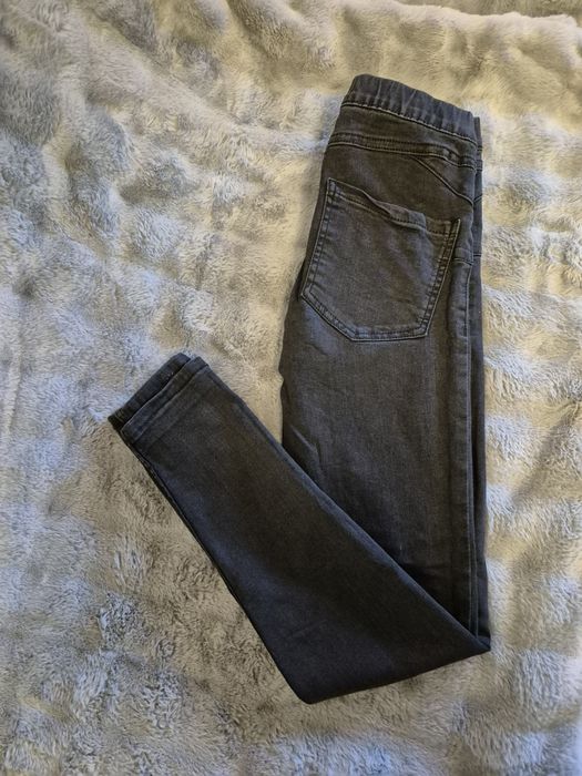 Blugi de culoare neagra