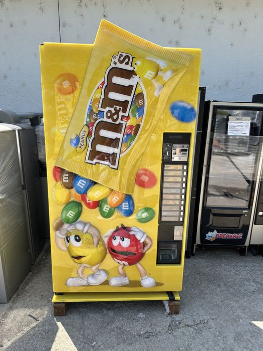 Distribuitoare vendo M&m și dulciuri